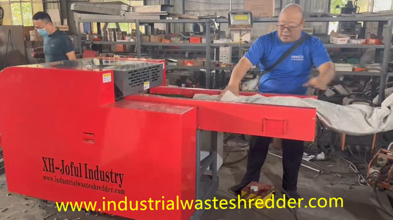 Dobra cena. 800F Szczątki włókiennicze Shredder Motory cięcia 7.5KW Mała maszyna szczelinowa do kruszenia tkanin Przenośnik wejściowy 1400*330mm Długość*szerokość Szczelinowanie prześcieradła w Internecie