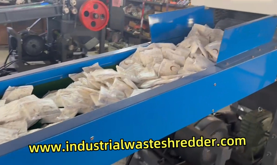 Dobra cena. Wykorzystanie nieprawidłowych pieluch Wykorzystanie szredera serwetki sanitarnej Szlifowanie z wydajnym nożami obrotowymi w Internecie